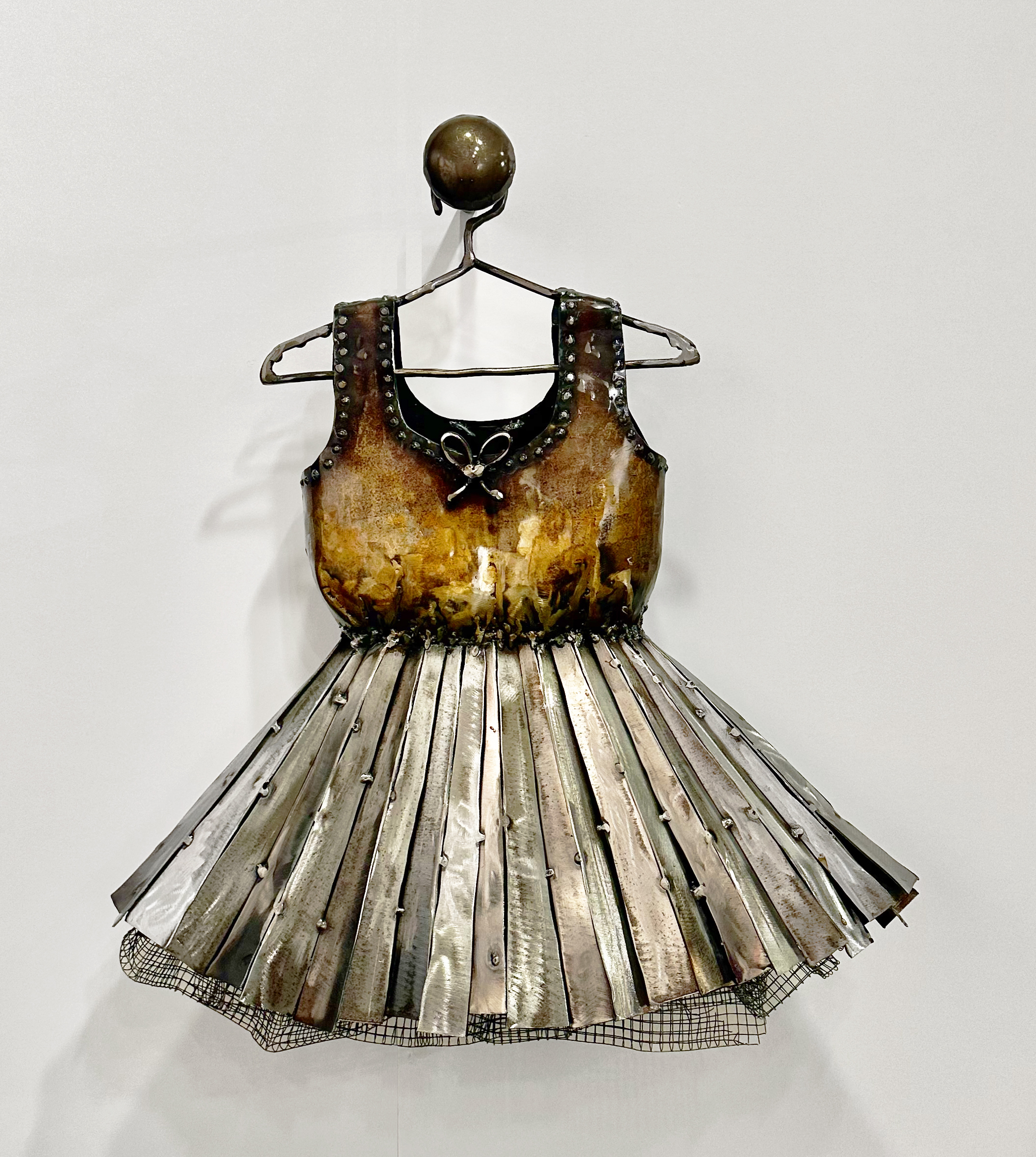 The Pleated Dress / Oksitlenmil Metal, Lake / 2x23x21 cm / 2024